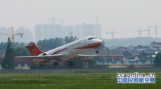 ARJ21新支线客机112架机完成首次生产试飞