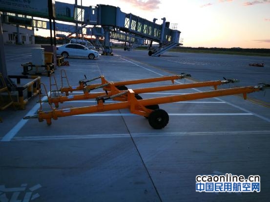 乌兰浩特机场完成牵引杆摆放标志划设工作