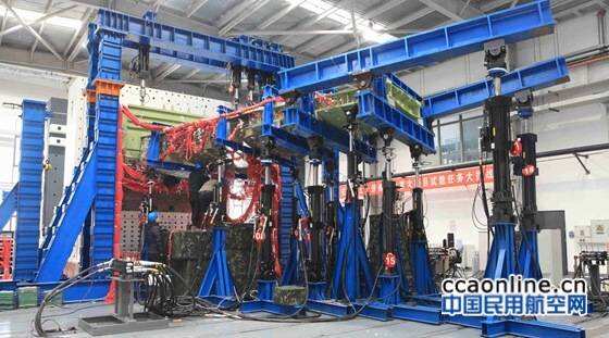 中国商飞完成我国首次干线飞机级复合材料机翼盒段静力和损伤容限试验