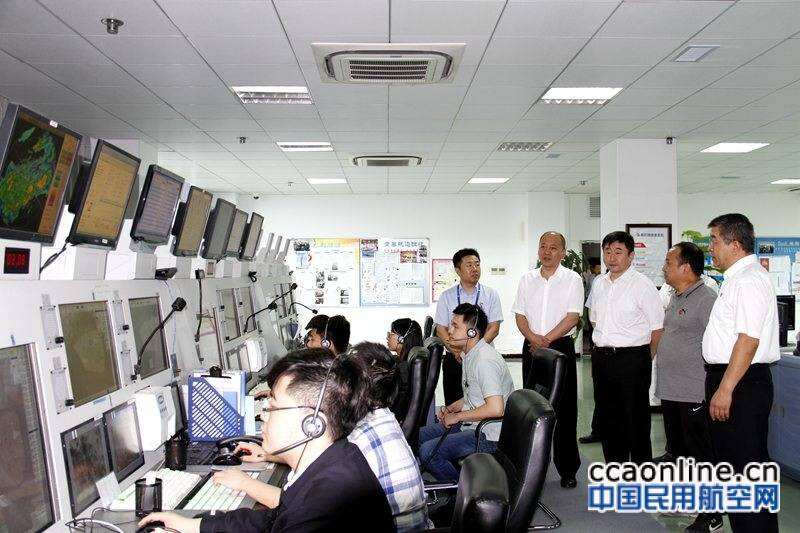 民航華北管理局局長辛天河深入天津空管分局調研