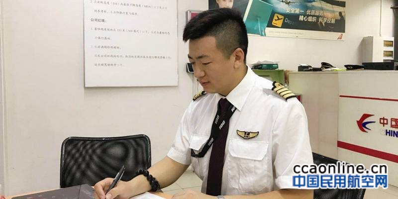 雷雨中的坚守，中国联航旺季飞行保障