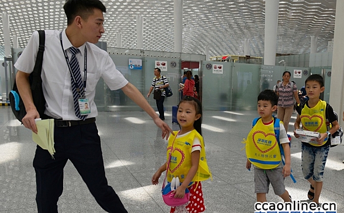“无陪旅客”享“一站式”办理，深圳机场迎暑运“无陪儿童”乘机高峰