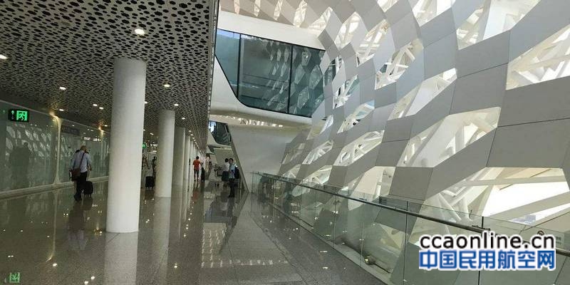 男子从深圳机场航站楼四楼跳下，经抢救无效死亡