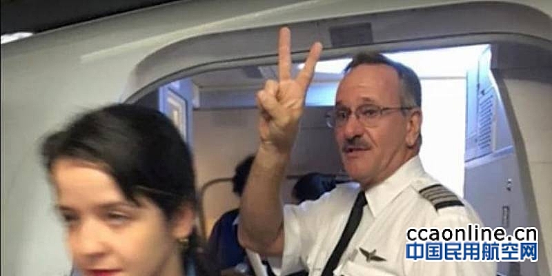 中国女留学生被美航赶下飞机，机长摆剪刀手庆祝