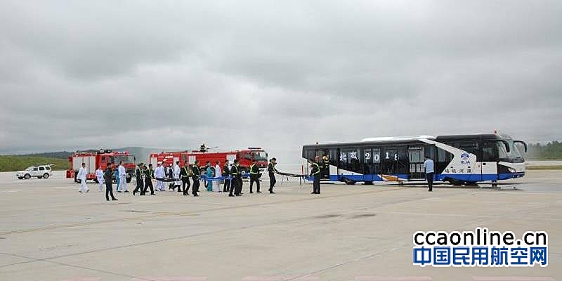漠河机场举行“北极2018”应急救援综合演练