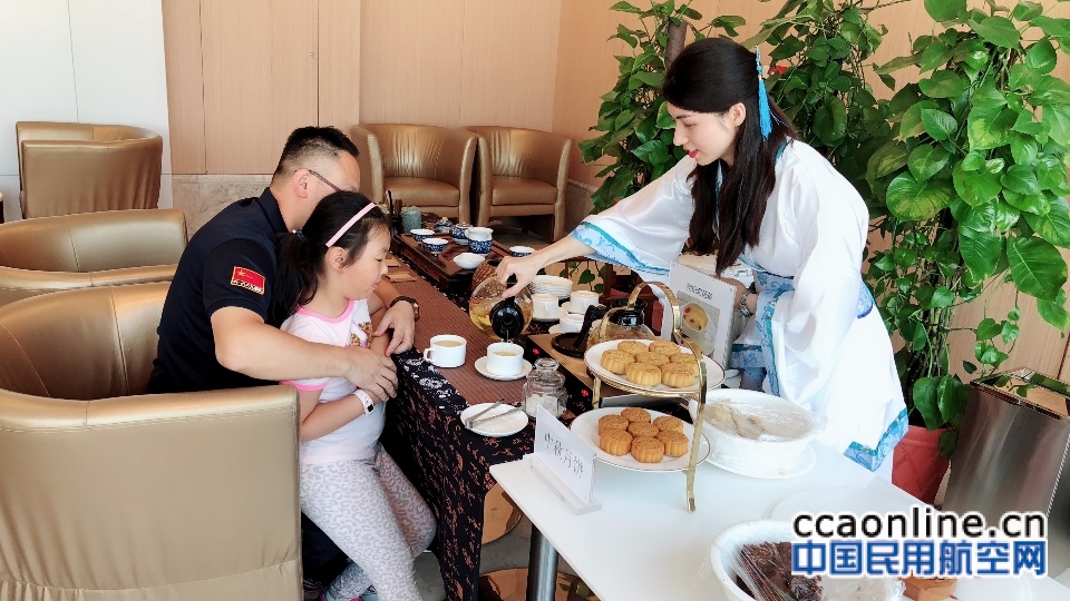 东航北京一线员工与旅客共同制作月饼迎中秋