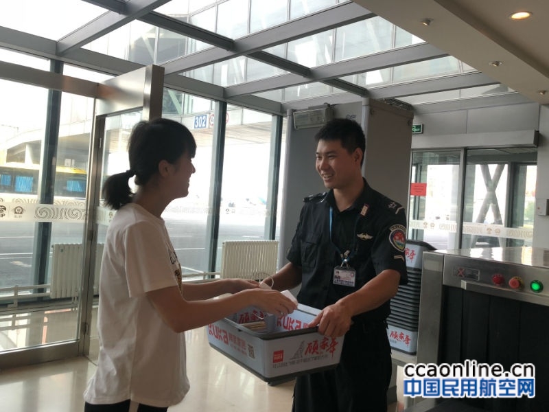 首都机场安保公司安检员李伟：心系旅客，不忘初心