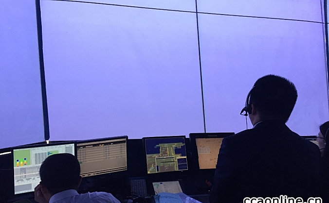 北京塔台管制室保障大雾天气航班运行