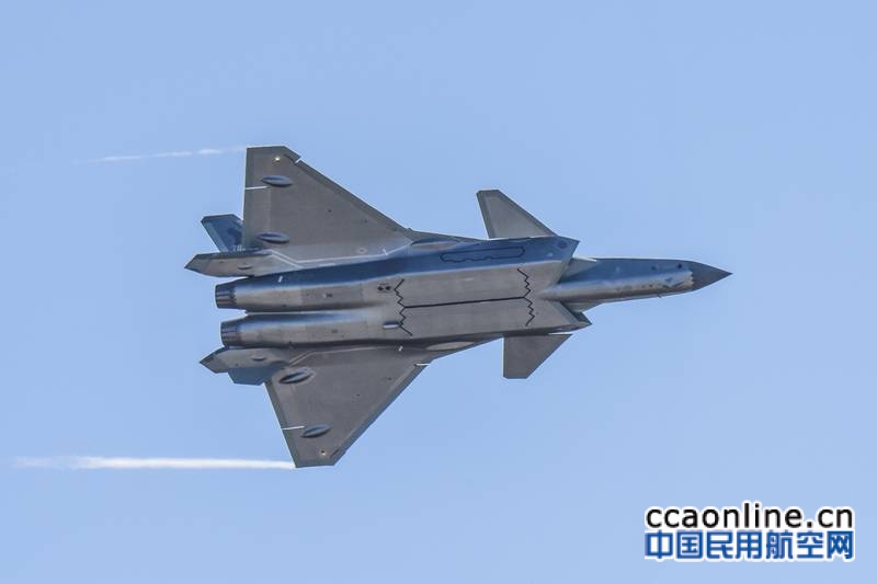 歼-20在第十二届中国航展进行飞行表演