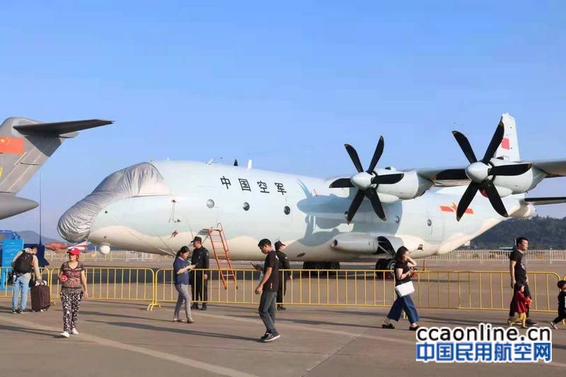 中国空军参加第十二届中国航展静态展示
