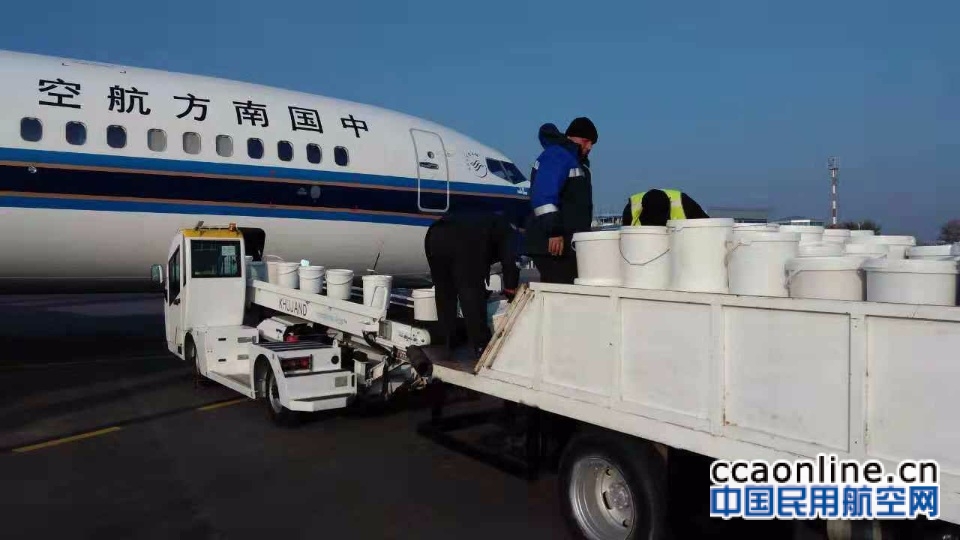 南航新疆保障吉国蜂蜜首次大批量空运进疆