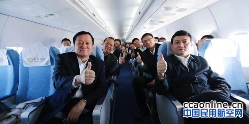 国务院国资委主任肖亚庆一行乘坐ARJ21，全力支持国产