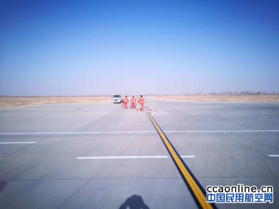 巴彦淖尔机场开展不清晰助航标线重新划设工作