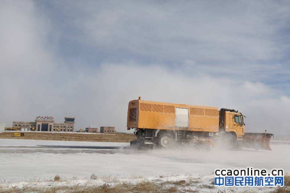 乌拉特中旗机场圆满完成首次除冰雪保障工作