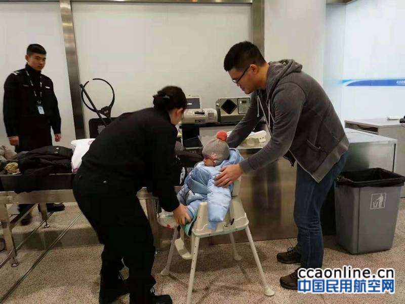 襄阳机场安检站提供“爱心儿童椅”特色服务