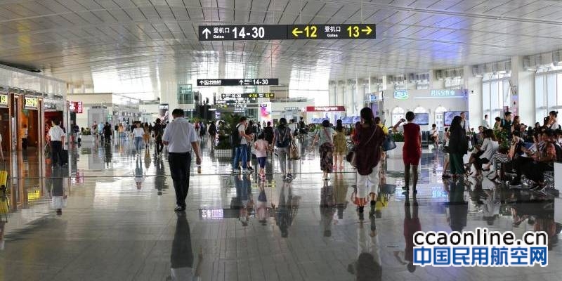 旅客冲闯安检现场，石家庄机场安检员及时阻拦