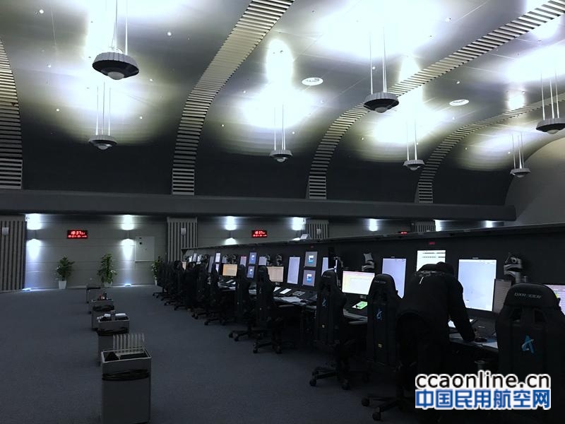 民航重庆空管分局管制大厅区域管制室顺利完成席位调整工作