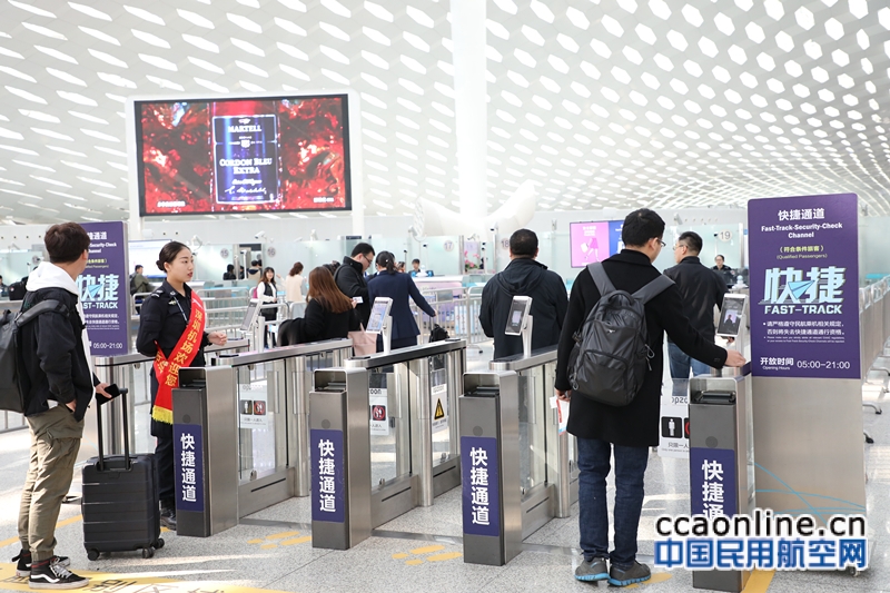 深圳机场春运首日，旅客手持二维码轻松登机