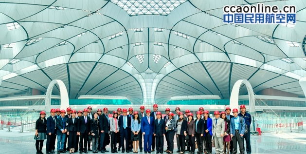 美国驻华大使布兰斯塔德率美企业参观北京大兴国际机场