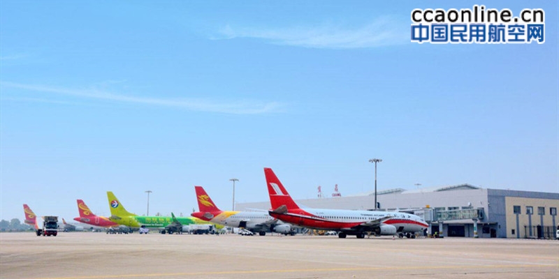 国产ARJ21飞机首次亮相宜昌三峡机场