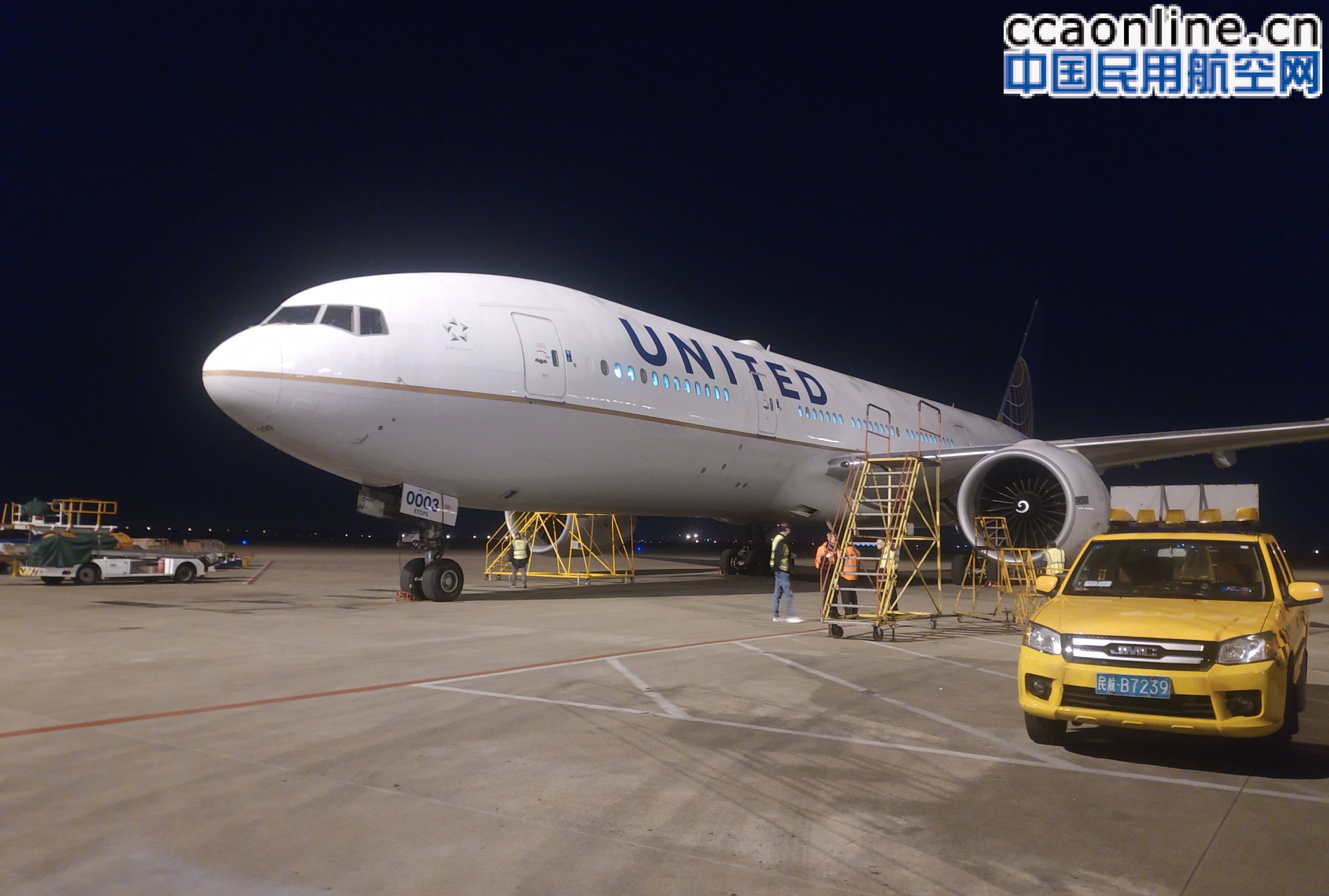 东航技术浦东维修基地开展美联航B-777飞机换发工作