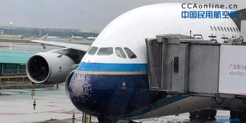 平安降落!南航一飞机遭冰雹致挡风玻璃破裂