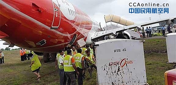 印度快运航空一架波音737-800冲出跑道，机上183名乘客成功脱困