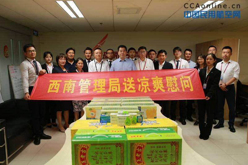 西南管理局副局长李学利到瑞丽航空开展“送凉爽”慰问