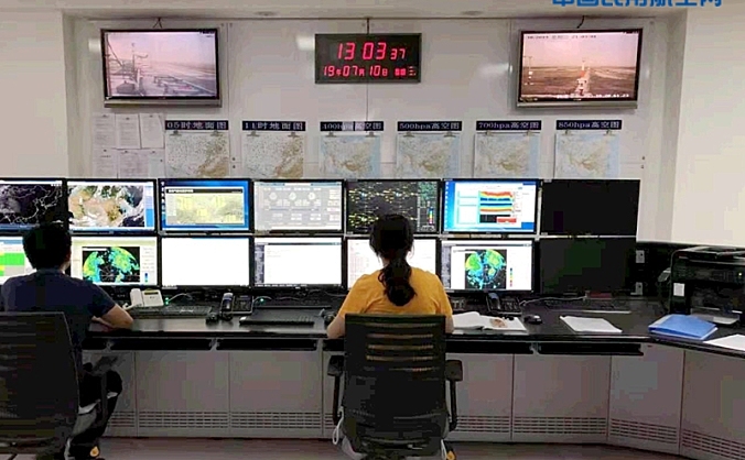 新疆空管局空管中心气象中心预报室：雷雨来袭 气象护航