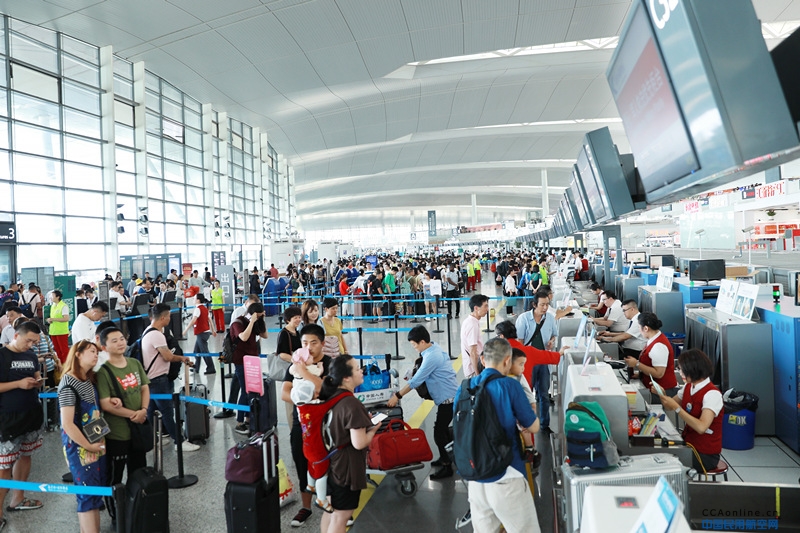 南京禄口国际机场渐入暑运高峰
