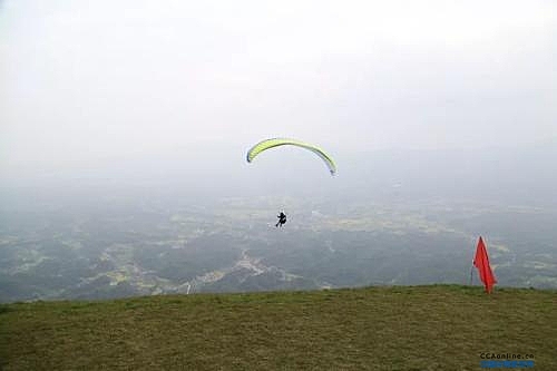 滑翔伞坠落山谷两人重伤 游客质疑青岛海风滑翔基地教练资质
