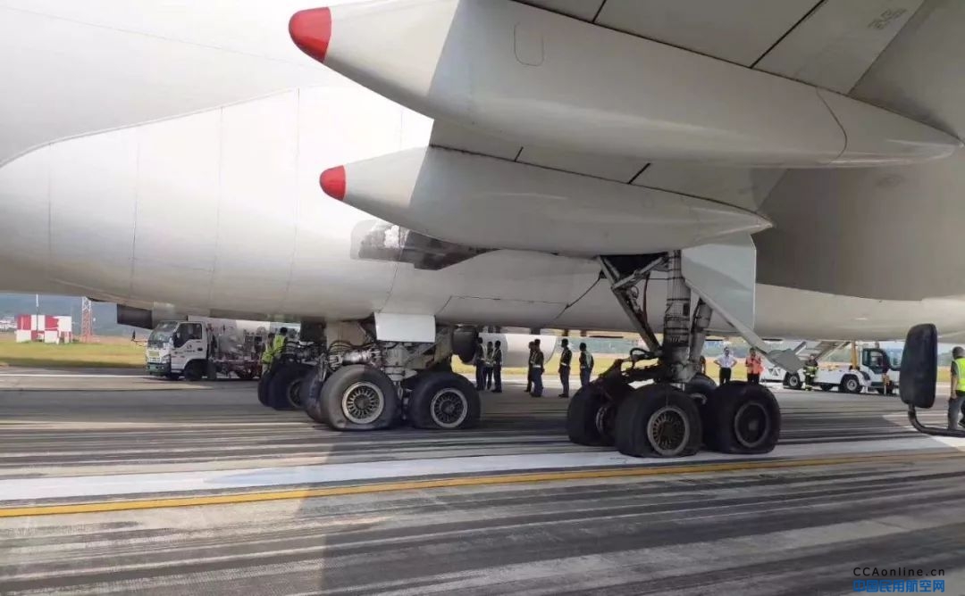 747货机跑道趴窝，南昌机场陷落，这架小飞机上演火线救援！