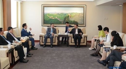 冯正霖会见柬埔寨民航秘书处大臣毛哈万纳