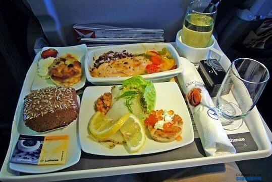 东方快评丨航班机票应该区分含餐和不含餐