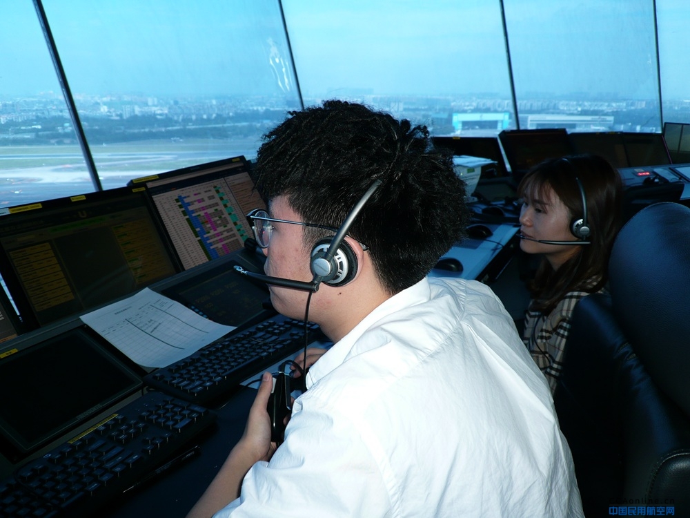 西南空管局管制中心塔台管制室全力保障暑运航班运行