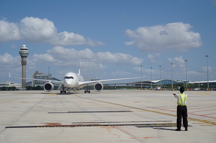 浦东机场连续刷新单月货运新高 单季破百万吨