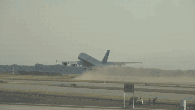 飞机拍翅膀起飞的GIF图片