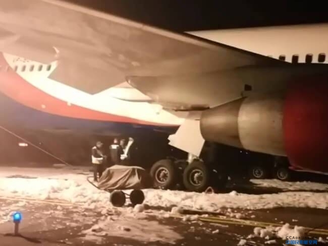右起落架冒烟 载300余人客机在俄硬着陆 49人受伤