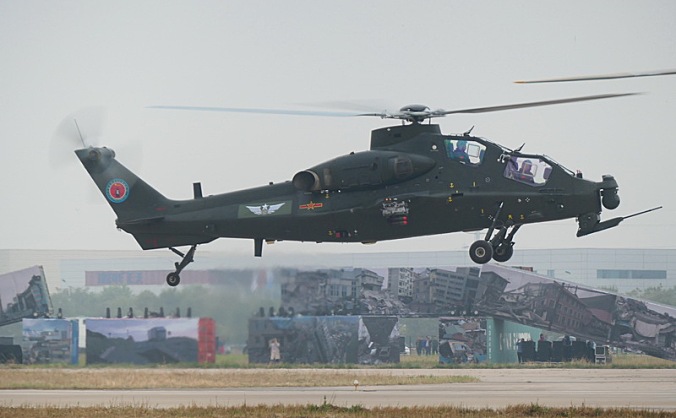 武直-10直升机进行飞行表演