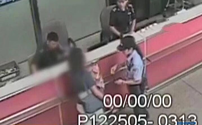 女子首都机场私藏打火机，拒不自弃且推搡撕打民警被拘