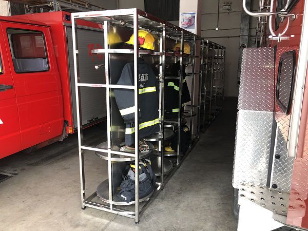 机场消防大队消防战斗服放置架投入使用