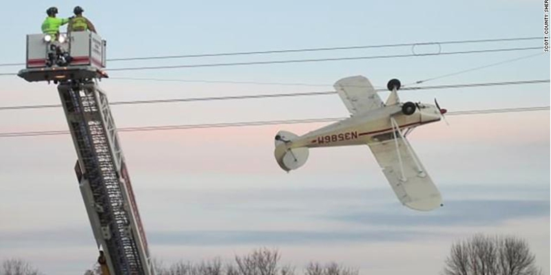 美国明州一架农机倒挂电线上，无人伤亡