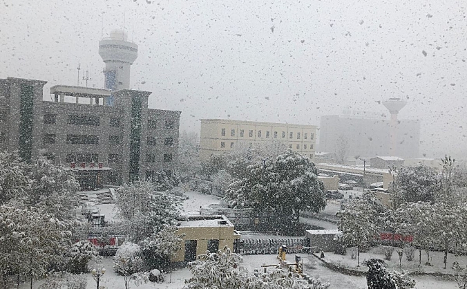 西宁机场大雪纷飞 青海空管分局气象预报积极应对