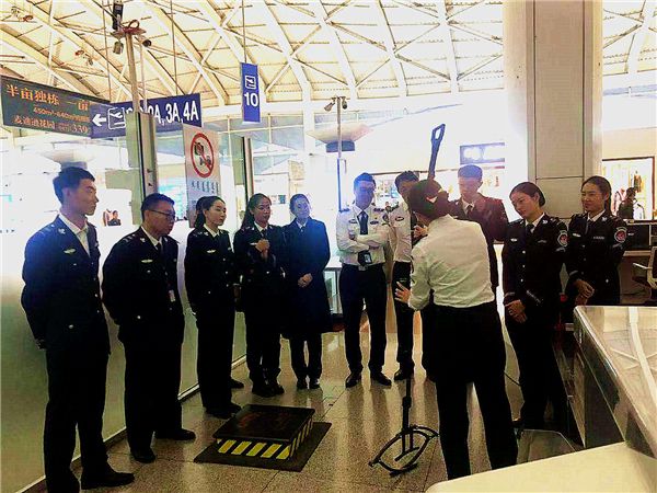 呼和浩特机场公司旅检室开展反恐防暴知识及器材使用培训