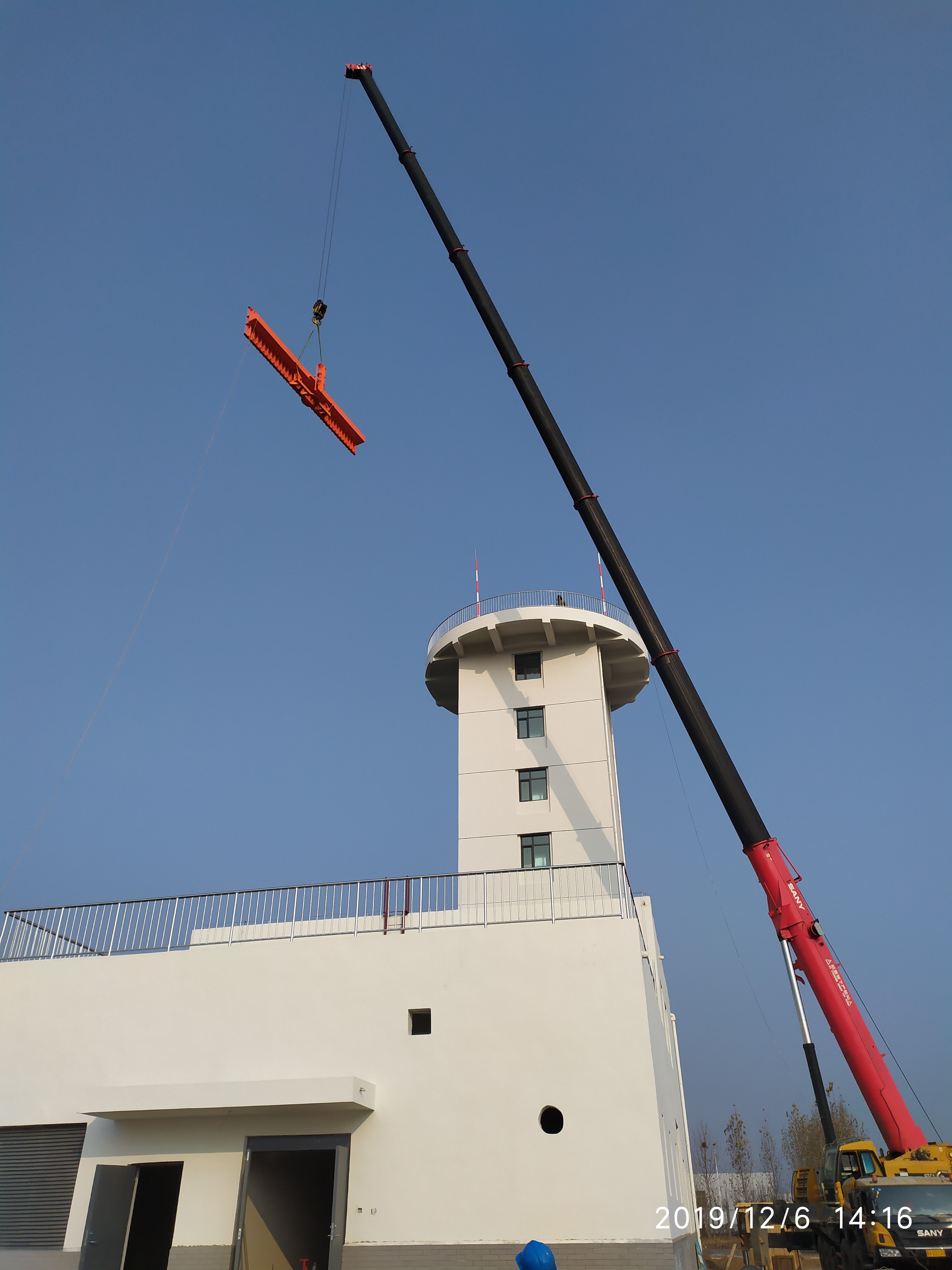 石家庄正定国际机场改扩建空管工程二次雷达天线完成吊装