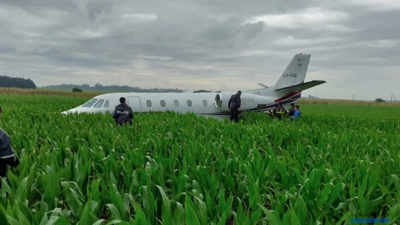 阿根廷一架运输机成功迫降玉米地，乘客均未受伤