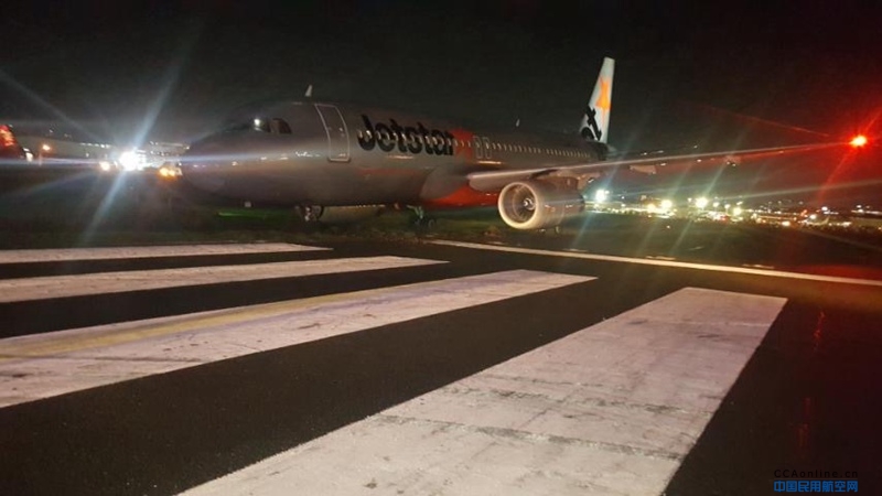 捷星航空一航班于马尼拉机场冲出跑道，一条跑道被迫关闭