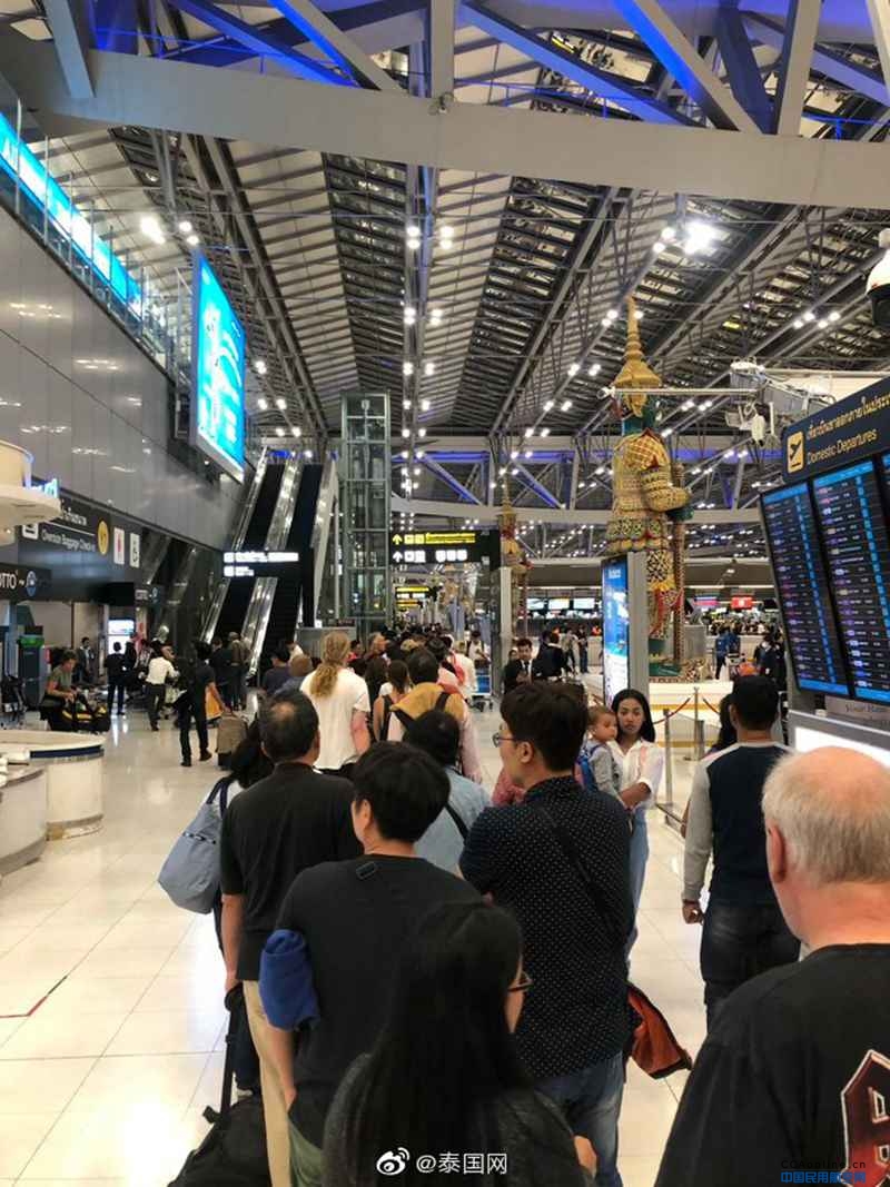 泰国素万那普机场更换新系统，出国乘客排长队等待安检