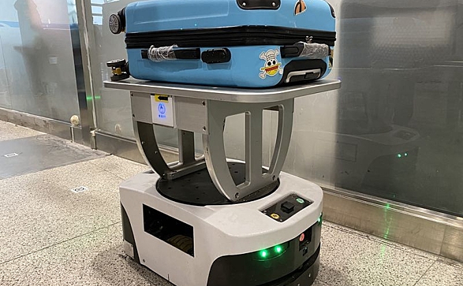 襄阳机场安检引入智能回筐机器人