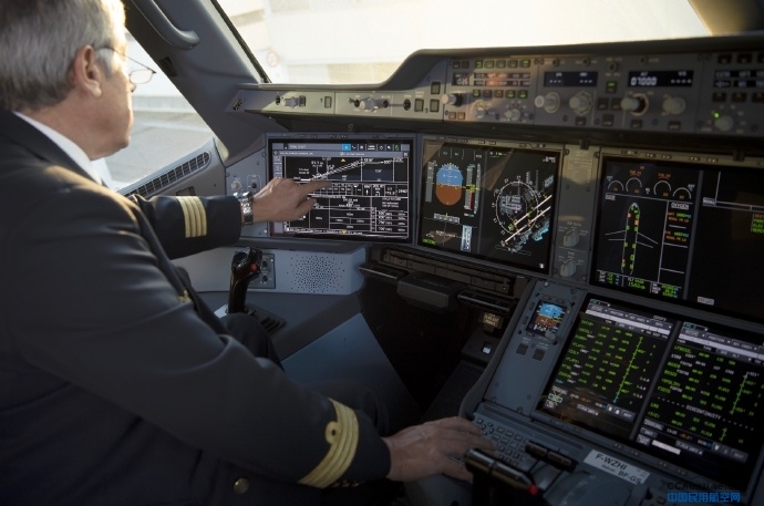 首架选配触屏驾驶舱显示的A350交付 东航成首家用户